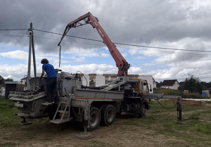 Подготовка пятна застройки и подача бетона