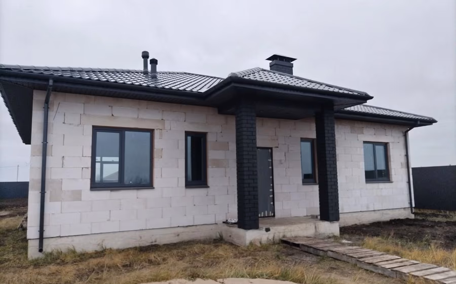 Вальмовая кровля из металлочерепицы с водостоком по всему периметру